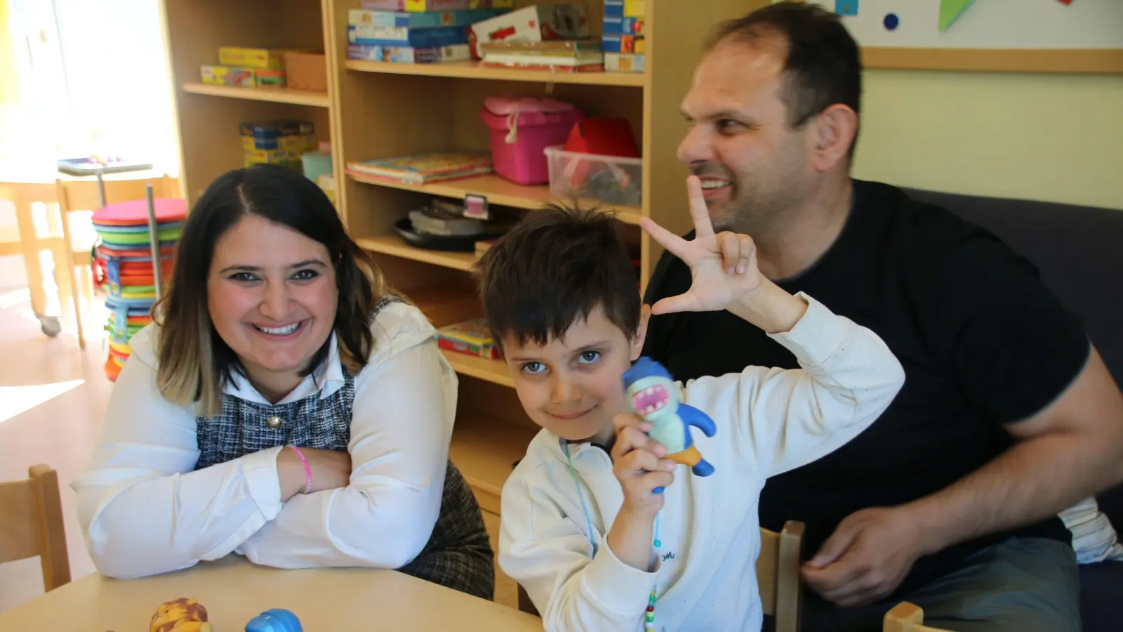 Baran Berrak blüht im Kindergarten richtig auf. Sehr zur Freude der Eltern Burcin und Sabit. (Foto: Stefan Neidl)