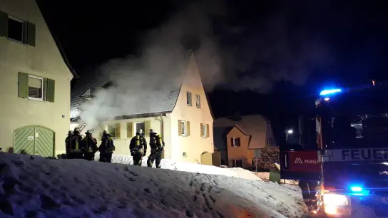 In Heilsbronn brannte am Samstag in einem Mehrfamilienhaus die Küche einer Wohnung aus. Die Bewohnerin erlitt Verbrennungen und eine Rauchgasvergiftung. (Bild: Antonia Müller)