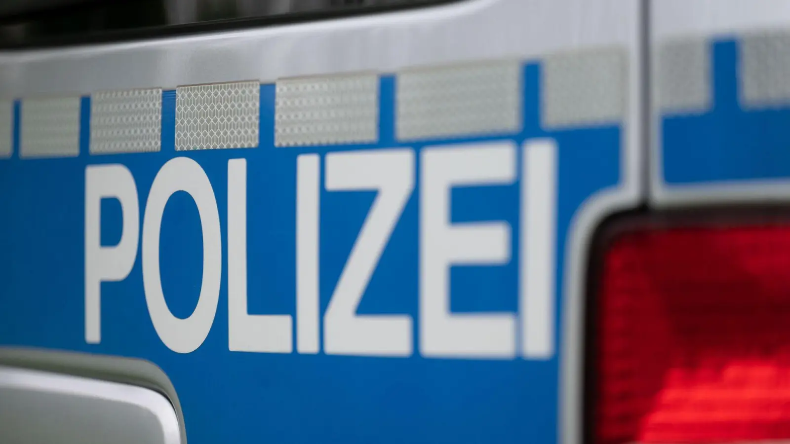 Drei Polizeiautos wurden durch die Pflastersteine derart beschädigt, dass sie nicht mehr nutzbar waren. (Symbolbild) (Foto: Marijan Murat/dpa)