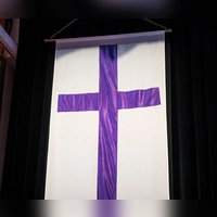 Die Fahne der evangelischen Kirche in Deutschland. (Symbolbild) (Foto: Daniel Vogl/dpa)