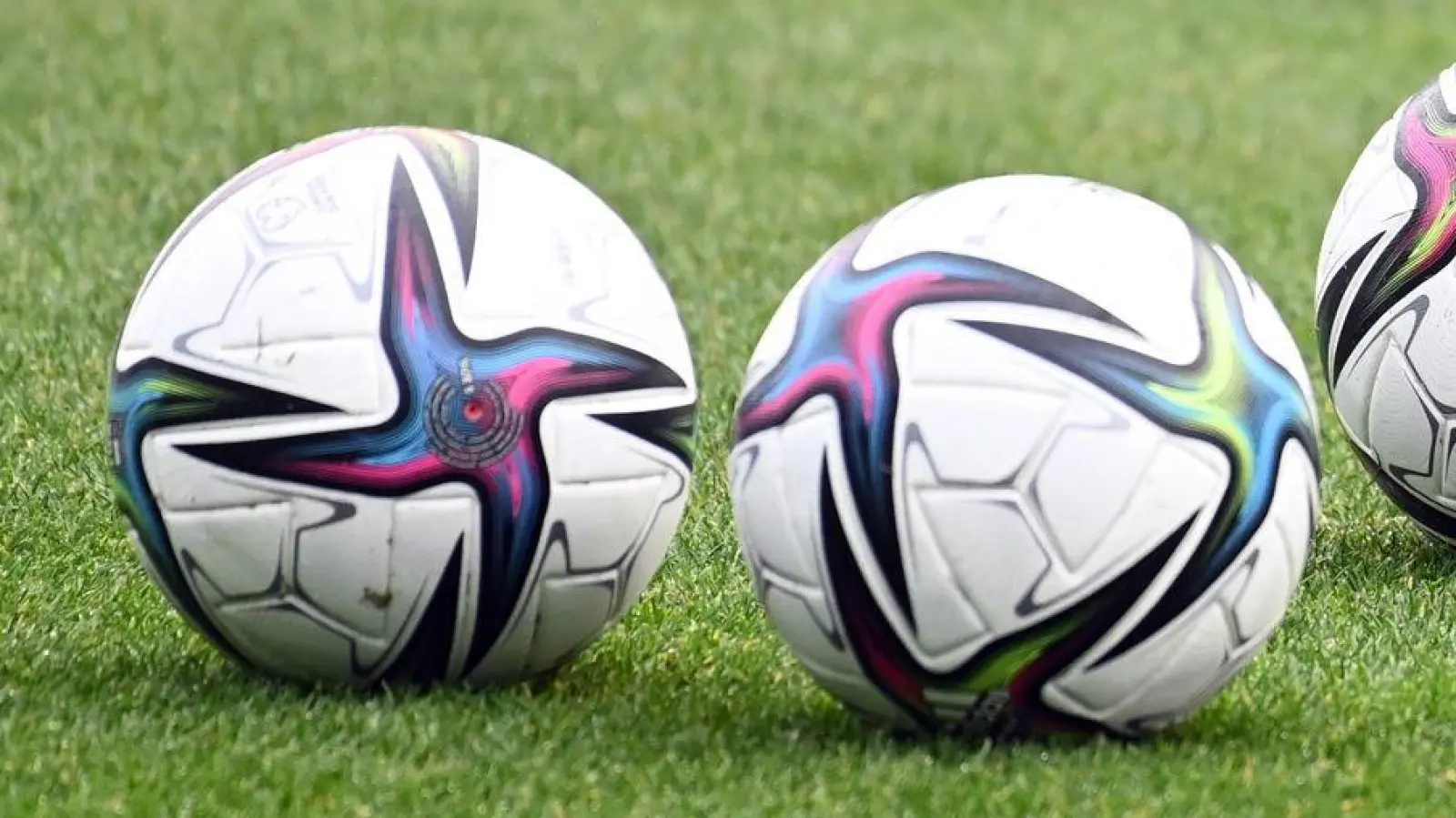 In der Kreisklasse 3 wechselt die Tabellenführung derzeit an fast jedem Spieltag. (Symbolbild: Swen Pförtner/dpa)