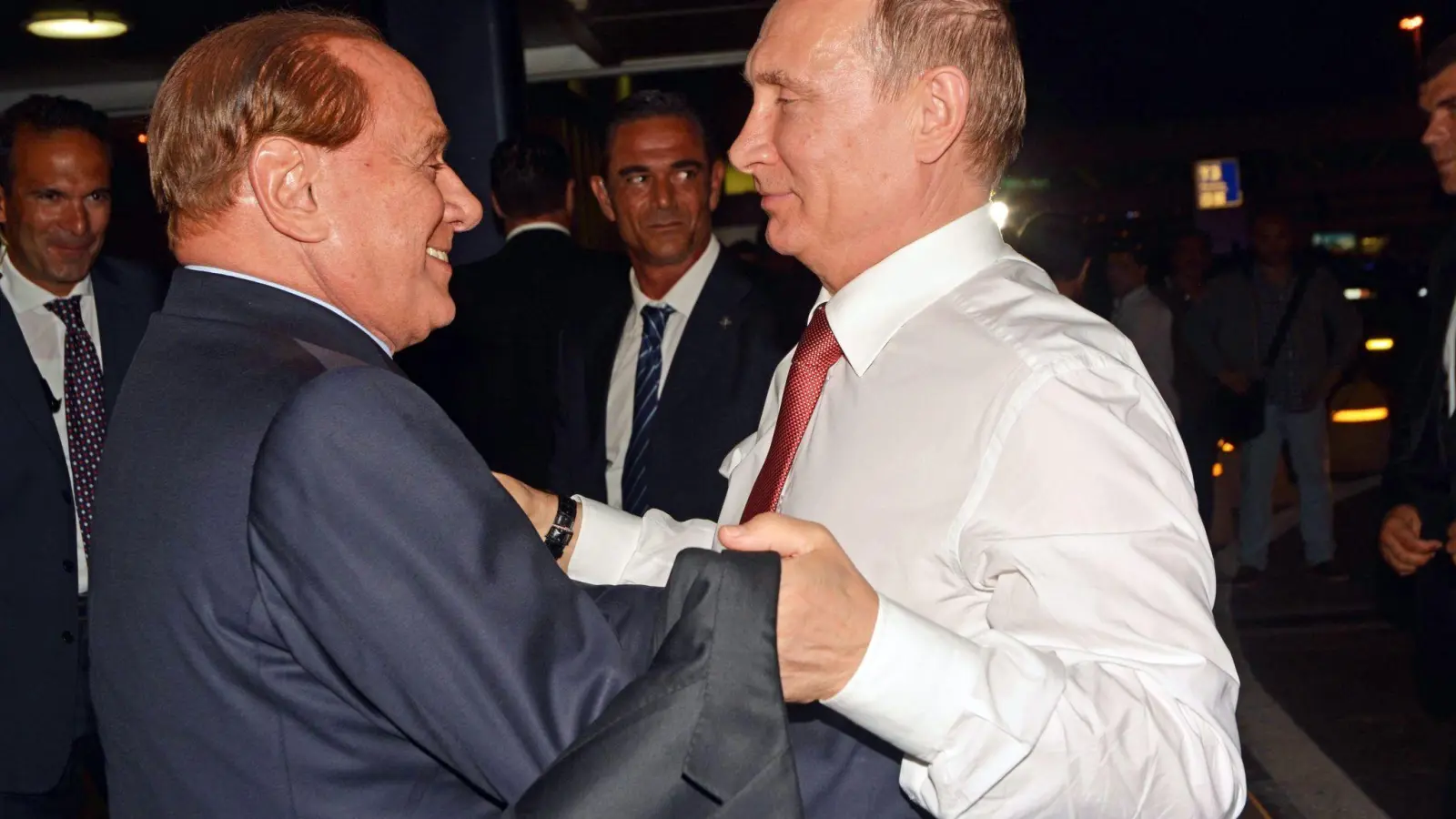 Herzlich einander zugetan: Silvio Berlusconi (l) und Wladimir Putin. (Foto: Telenews/ANSA/EPA/dpa)