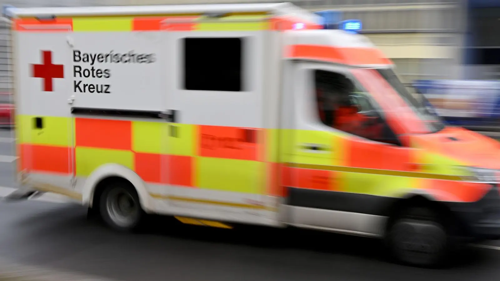 Der Mann wurde ins Krankenhaus gebracht, dort starb er jedoch an seinen Verletzungen. (Symbolbild) (Foto: Peter Kneffel/dpa)