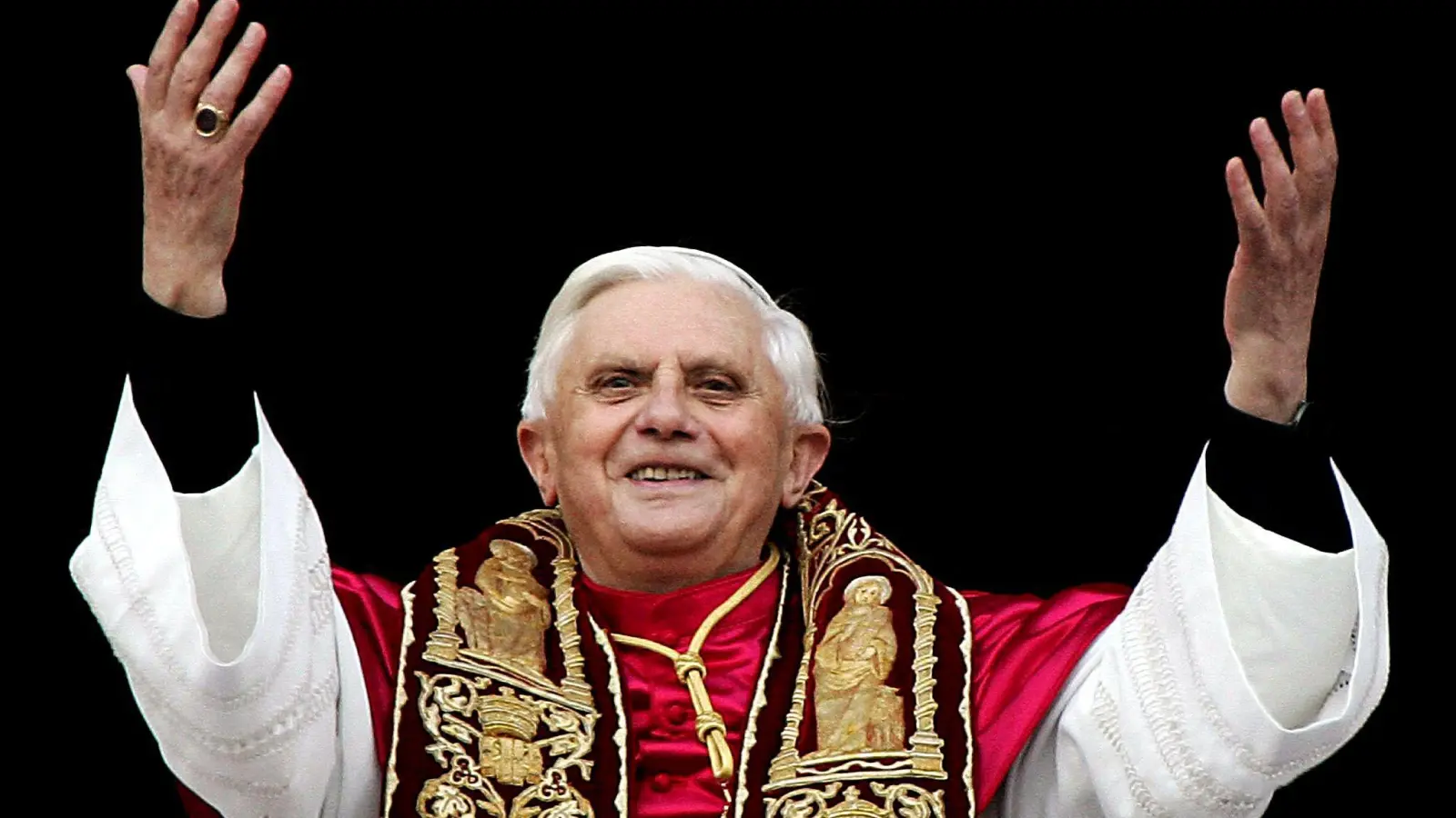 Der damals neu gewählte Papst Benedikt XVI., zuvor Joseph Kardinal Ratzinger, grüßt am 19.04.2005 die Menschen auf dem Petersplatz in Rom. (Foto: Claudio Onorati/ansa via epa/dpa)