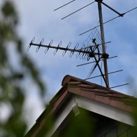Eine Fernsehantenne auf dem Dach eines Wohnhauses: Diese Übertragungsform kommt aus der Mode. (Foto: Wolf von Dewitz/dpa)