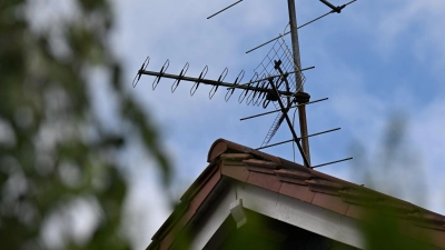 Eine Fernsehantenne auf dem Dach eines Wohnhauses: Diese Übertragungsform kommt aus der Mode. (Foto: Wolf von Dewitz/dpa)