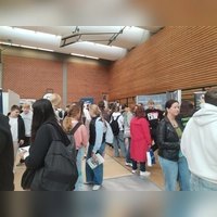 Die volle Halle zeigt, was sich die Betriebe erhofften: Viele Jugendliche informieren sich an den zahlreichen Infoständen. (Foto: Michaela Krauth)