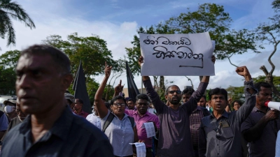 Protestteilnehmer aus Gewerkschaften, Zivilgesellschaft und Volksbefreiungsfront der Linken während einer Demonstration in Colombo. (Foto: Eranga Jayawardena/AP/dpa)