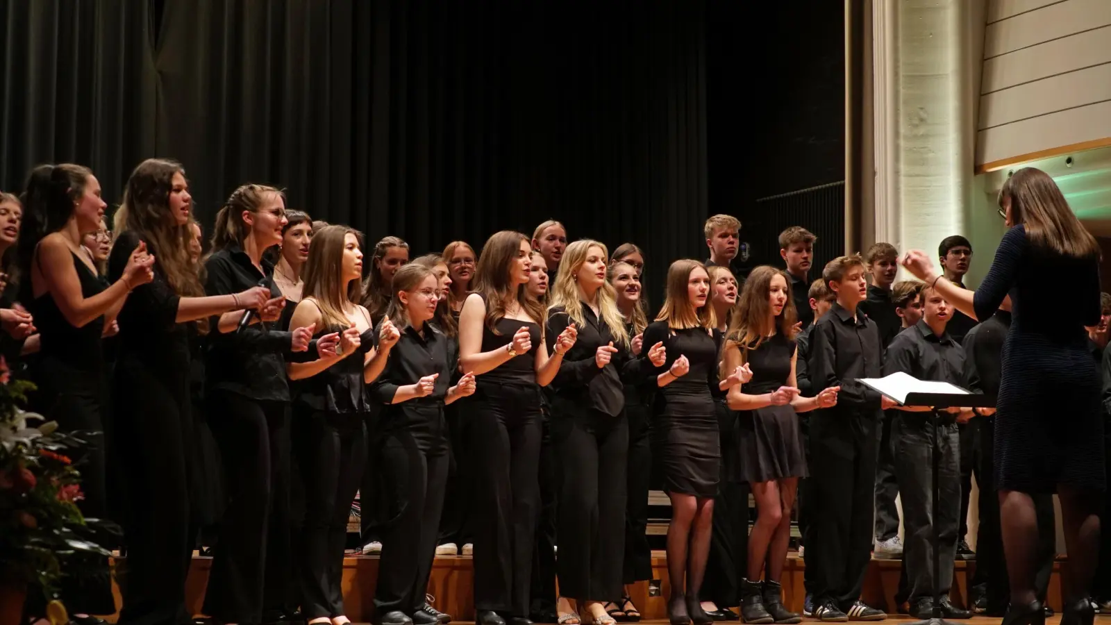 Gesungen wurde viel beim Frühlingskonzert des Gymnasium Carolinum, wobei junge und ältere Schülerinnen und Schüler ihr Können zeigten – hier der Kammerchor unter der Leitung von Franziska Argmann. (Foto: Elke Walter)
