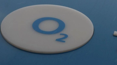 Das Logo von O2 an seiner Deutschlandzentrale in München - die Firma hat schon bessere Zeiten erlebt.  (Foto: Karl-Josef Hildenbrand/dpa)
