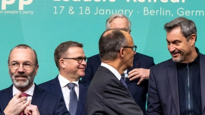 Die Parteienfamilie der EVP um ihren Vorsitzenden Manfred Weber (links) ist in Brüssel die Heimat von CDU und CSU. (Archivbild)  (Foto: Michael Kappeler/dpa)