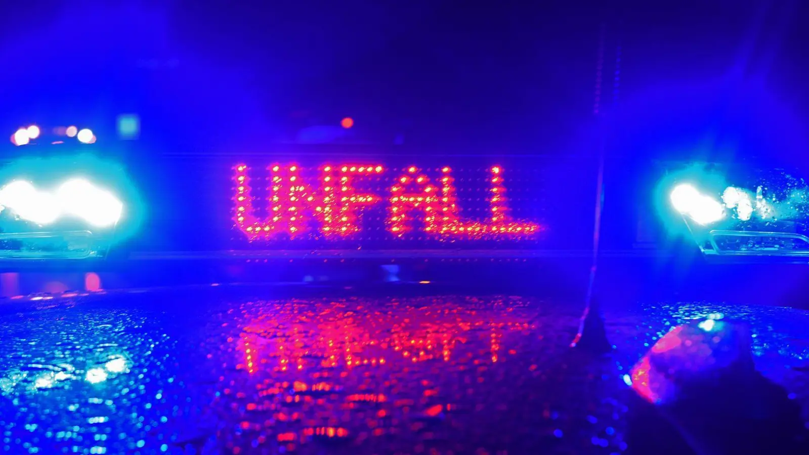 In Weidenbach bei Ansbach prallt ein 18-Jähriger mit seinem Auto und Beifahrer gegen einen Baum.  (Symbolbild: Stefan Puchner/dpa)