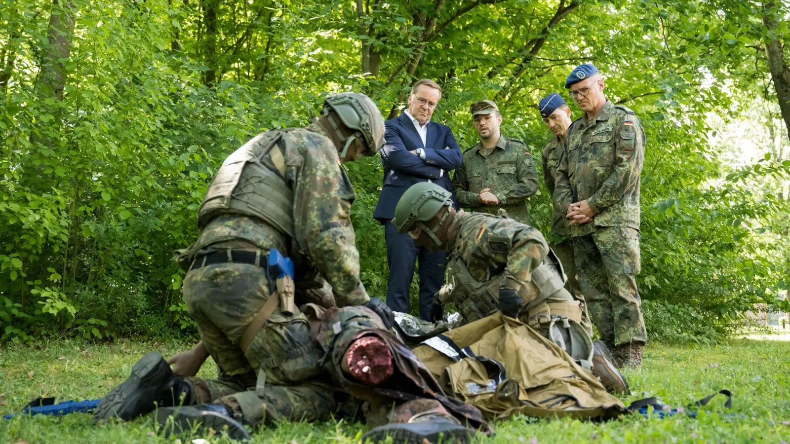 Die Sanitätsakademie ist laut Minister Pistorius für die Einsatzfähigkeit der Bundeswehr unverzichtbar. Passend dazu kündigte er bei seinem Besuch in München massive Investitionen an.  (Foto: Tobias Hase/dpa)