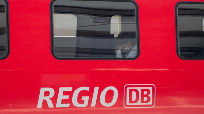 Für die Bahnstrecke München - Regensburg - Hof wird ein neuer Betreiber für die Zeitspanne 2028 bis 2043 gesucht. Aktuell wird die Strecke von der DB Regio bedient. (Symbolbild) (Foto: Daniel Vogl/dpa)