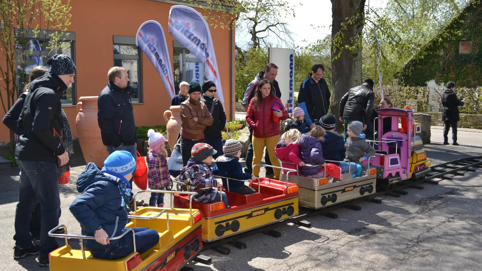 Eine Kindereisenbahn lädt zum kostenlosen Mitfahren ein. (Foto: Klemens Hoppe)