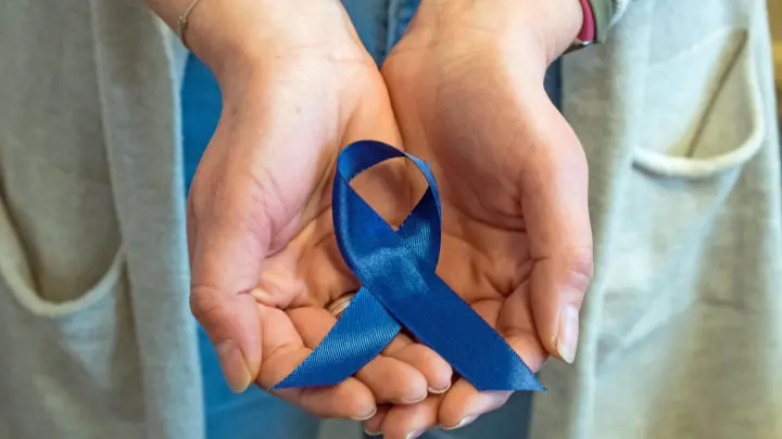 Die blaue Schleife ist ein Symbol für Darmkrebs. Im Darmkrebsmonat März machen viele Organisationen auf die Prävention aufmerksam. Der Aktionsmonat wurde 2002 ins Leben gerufen. (Foto: Corinna Müller)