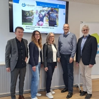 Andreas Schwarz von der Agentur von Corbeau, Daniela Gmeinwieser vom Marketing der Lebenshilfe, Beate Schwarz, Michael Breuker, Vorsitzender der Lebenshilfe und Kurt Unger, Aufsichtsratsvorsitzender der Lebenshilfe, präsentieren die barrierearme Website. (Foto: Daniela Ramsauer)