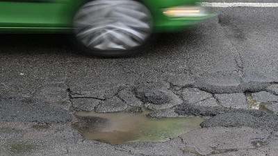Frost und Tauwetter hinterlassen Spuren: Wer jetzt vorausschauend fährt, landet nicht so leicht im Schlagloch. (Foto: Patrick Pleul/dpa/dpa-tmn)
