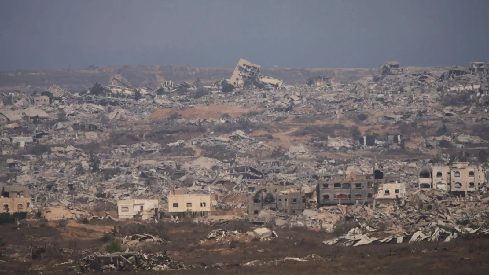 Der Gazastreifen ist mittlerweile in weiten Teilen zerstört. (Archivbild) (Foto: Ariel Schalit/AP/dpa)