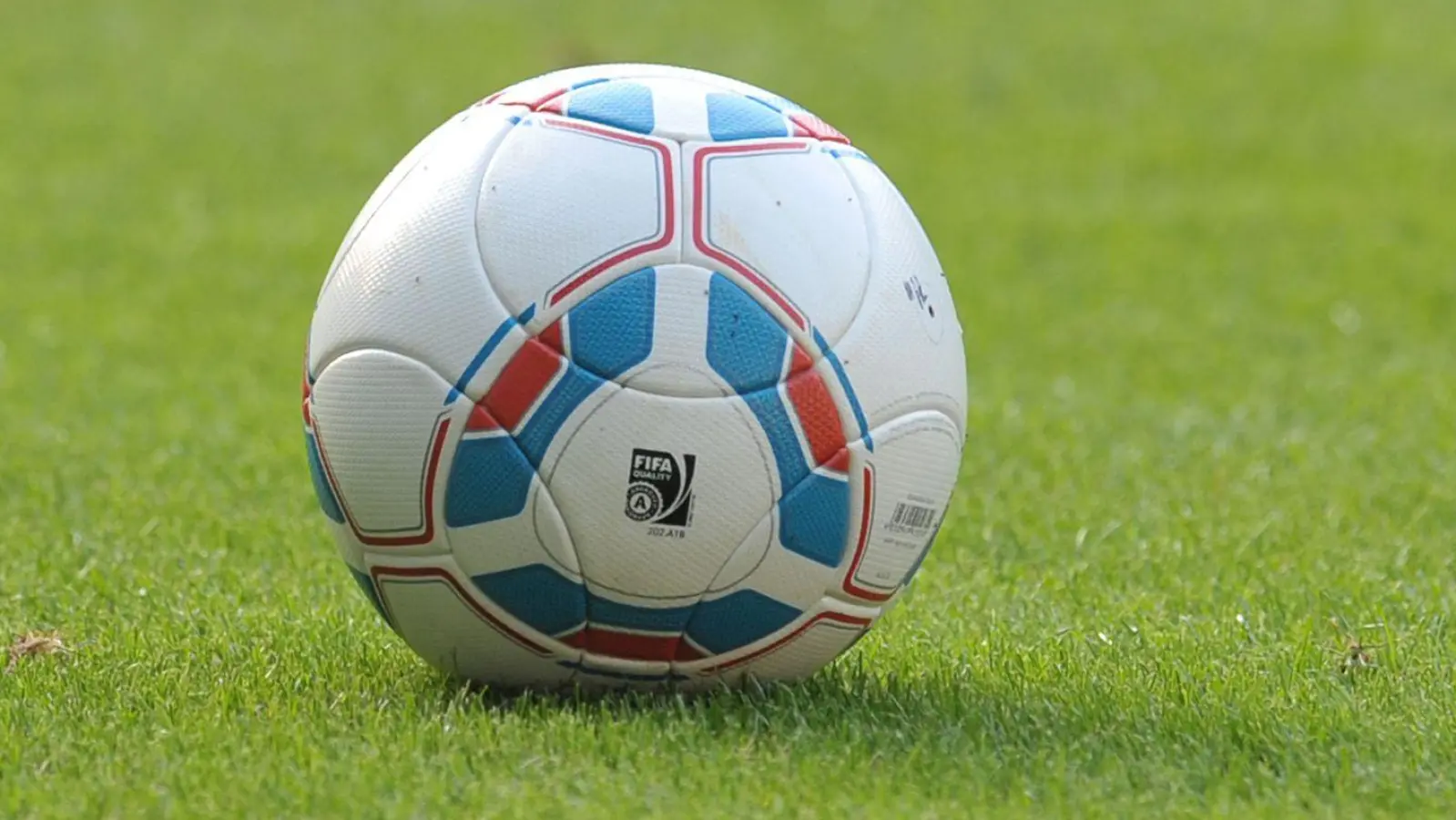 Am Mittwoch, 30. Juli, geht der 3. Spieltag der Fußball-Bezirksliga Süd über die Bühne. (Symbolbild: picture alliance/dpa)