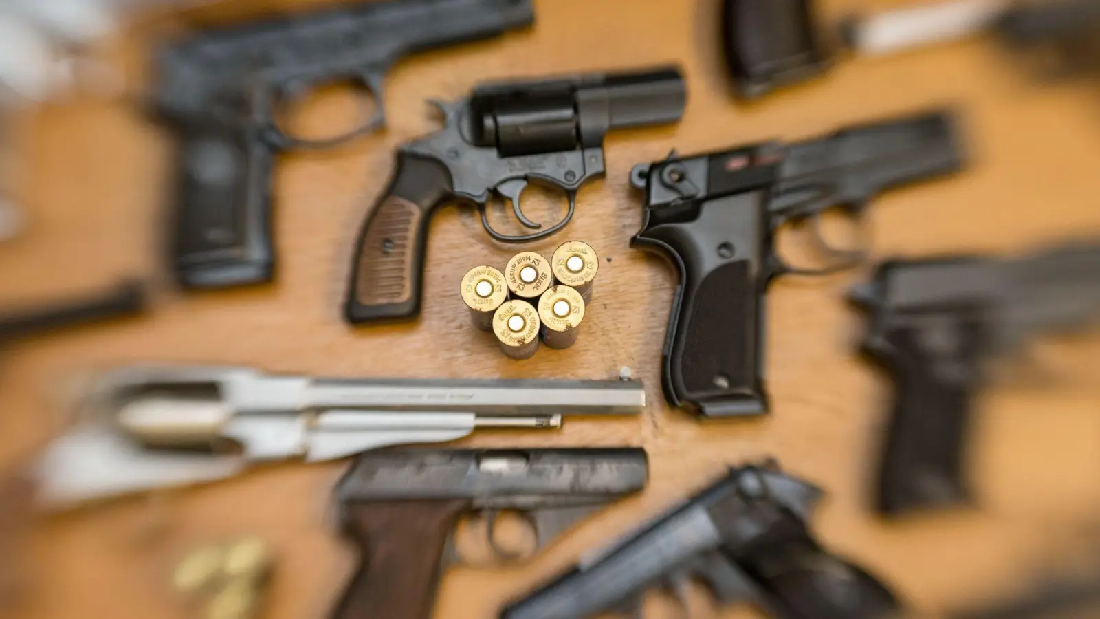 Es gibt strenge Regelungen für den Erwerb, Besitz und die Nutzung von Waffen, die im Waffengesetz (WaffG) festgelegt sind. (Symbolbild) (Foto: Friso Gentsch/dpa)