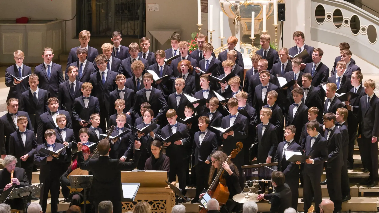 Der Windsbacher Knabenchor bei einem Auftritt mit der lautten compagney Berlin unter der Leitung von Ludwig Böhme in der Ansbacher Gumbertuskirche.  (Archivbild: Martin Stumpf)
