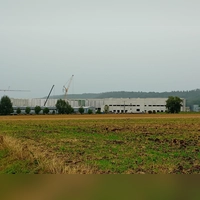 Die Arbeiten am Rohbau des Dienstleistungszentrums sind schon relativ weit gediehen. Die Fertigstellung wird für Mai 2027 anvisiert. (Foto: Susanne Landgraf)