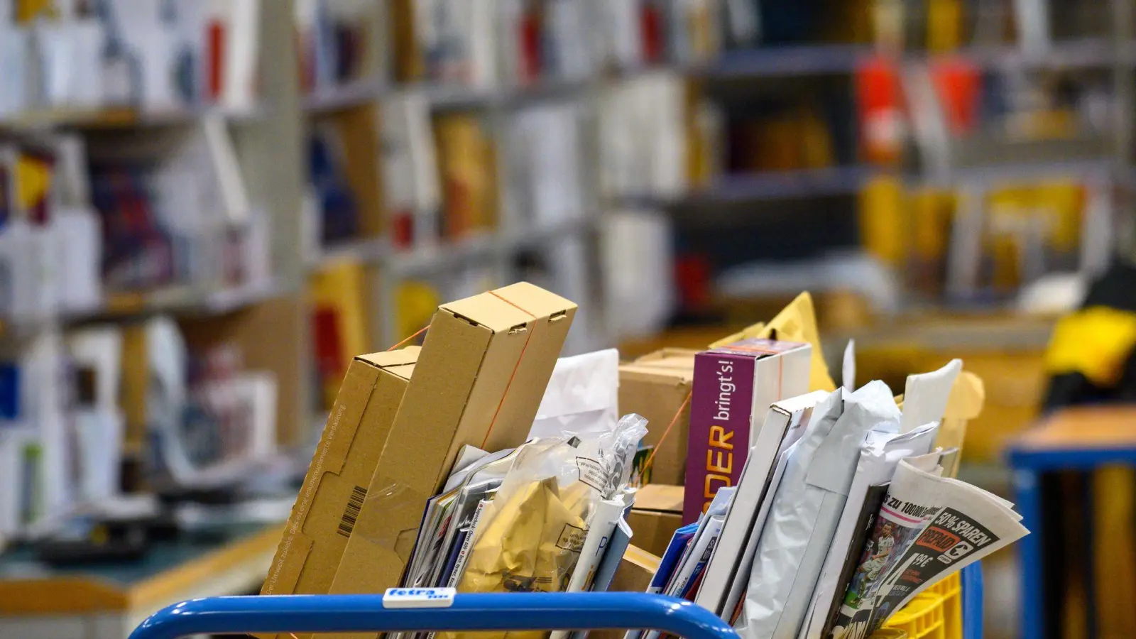 Briefe und Päckchen liegen in einem Zustellstützpunkt der Post - zuletzt transportierte der Postdienstleister mehr Briefe als gedacht. (Archivbild) (Foto: Klaus-Dietmar Gabbert/dpa)