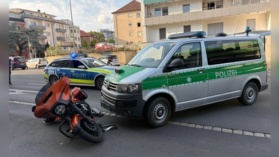 Der Motorradfahrer wurde nach der Kollision mit einem Polizeifahrzeug festgenommen.  (Foto: Pascal Höfig/NEWS5/dpa)