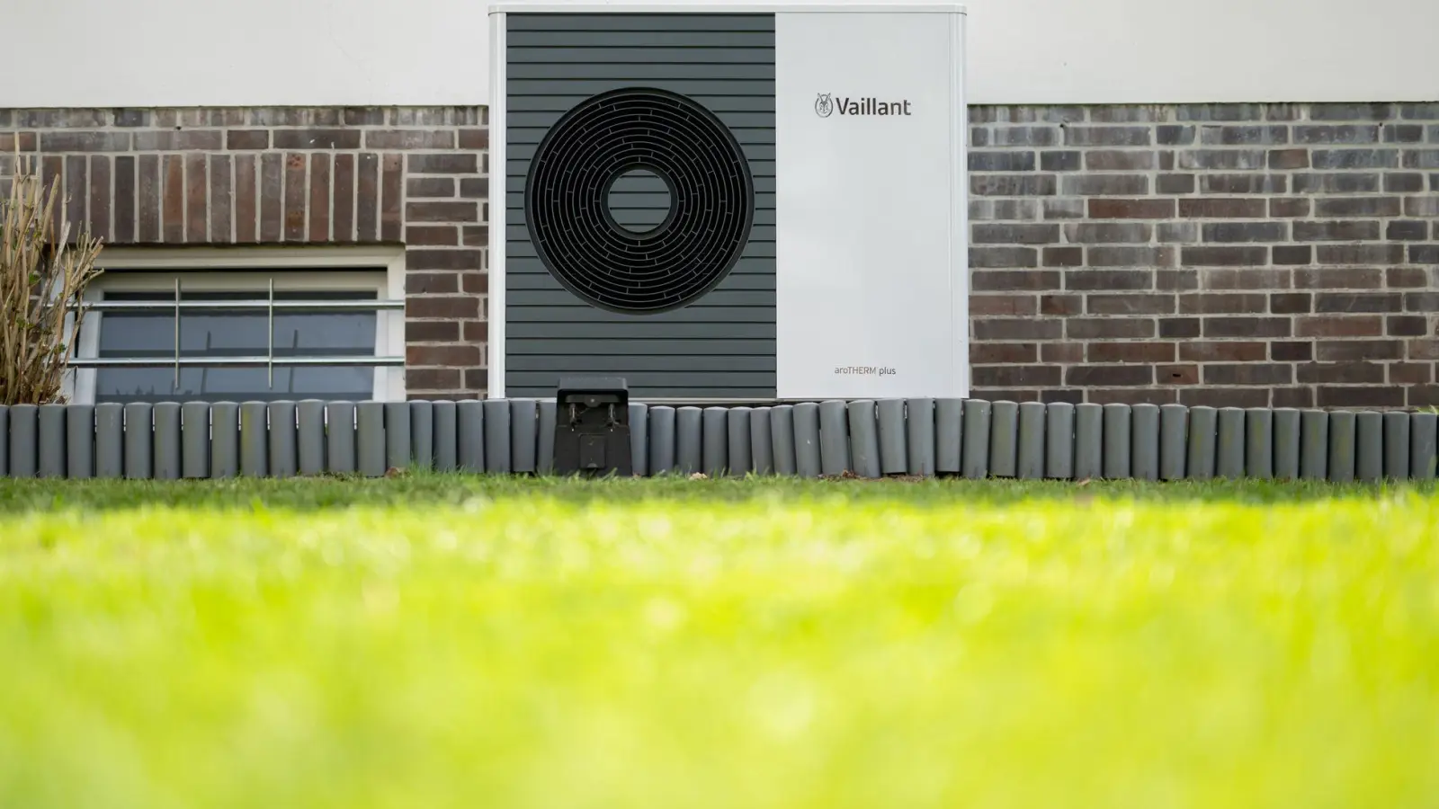 Große Unterschiede bei den Angeboten: Preise und Details bei Wärmepumpen liegen weit auseinander. (Foto: Daniel Reinhardt/dpa/dpa-tmn)