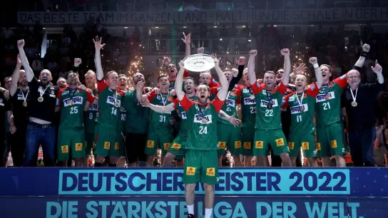 Der SC Magdeburg feiert mit der Schale den Gewinn der deutschen Handball-Meisterschaft. (Foto: Ronny Hartmann/dpa)
