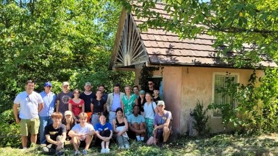 Die Teilnehmer des internationalen Work-Camps sind noch bis Ende August in Bad Windsheim und pflegen einen der Wallgärten zwischen Spitalwall und Westring. (Foto: Nina Daebel)