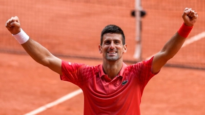 Novak Djokovic jubelt über seinen Sieg. (Foto: Thibault Camus/AP/dpa)