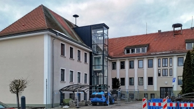 Vor zwei Jahren bekam das Rathaus in Bechhofen einen Aufzug. Wer damit künftig als Bürgermeister nach oben fährt, entscheiden bald die Wähler. (Foto: Gerhard Rieß)