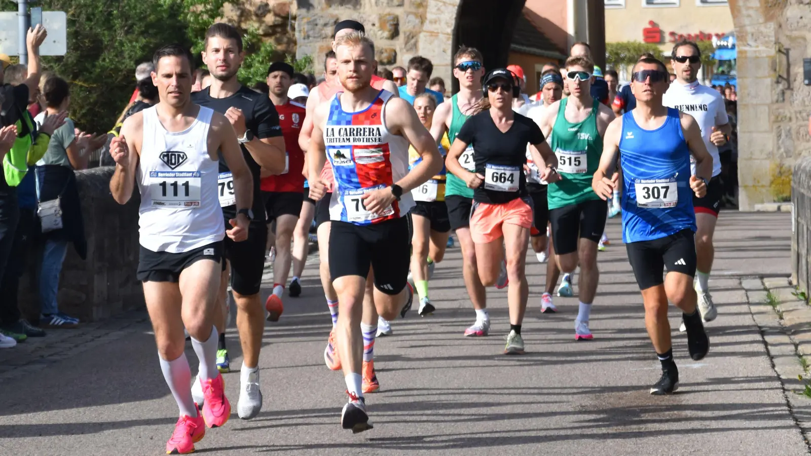Die Spitze des Zehn-Kilometer-Feldes mit den auch im Ziel schnellsten Läufern: Andreas Doppelhammer (2. Platz, Nummer 111), Sieger Tim Frisch (rechts daneben) und Florian Koch (3. Platz, 307). (Foto: Jörg Behrendt)