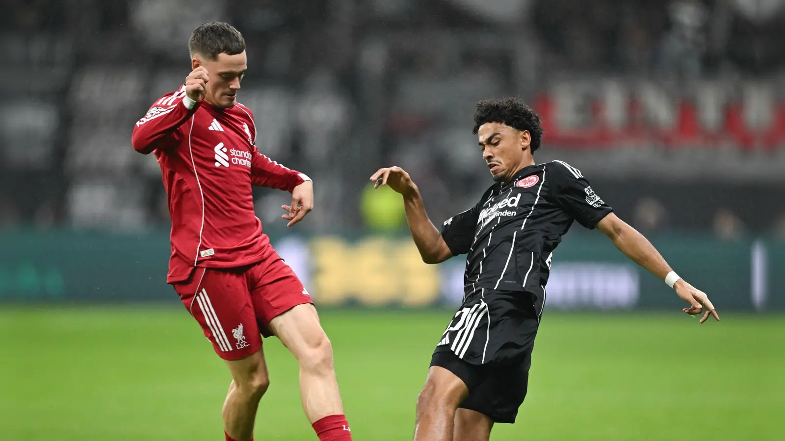 Spielte sich selbst aus und Eintracht Frankfurt um Nathaniel Brown (r) noch tiefer in die Krise: Liverpools Florian Wirtz (l). (Foto: Arne Dedert/dpa)
