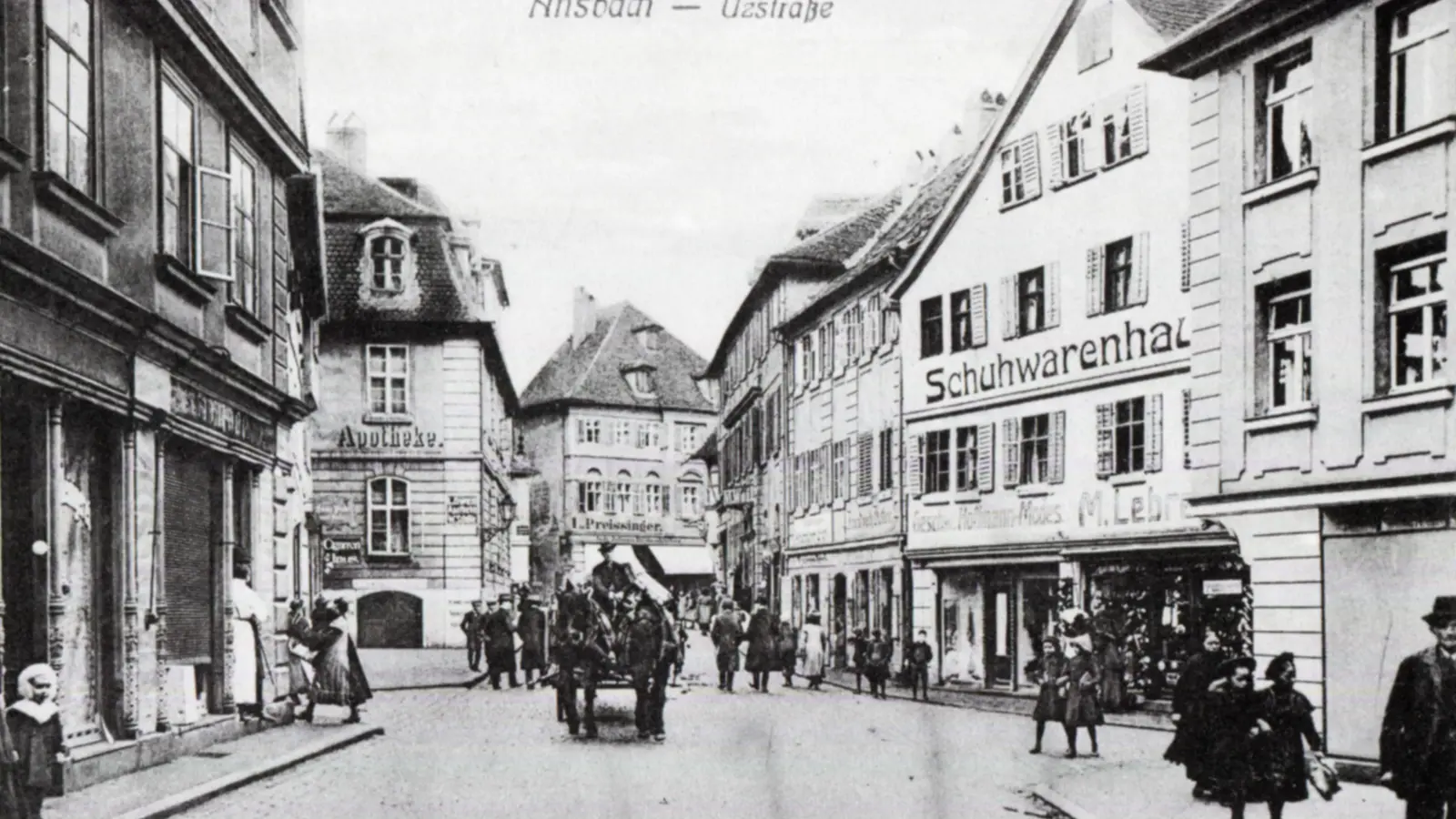 Das Pferdefuhrwerk hier ist gemächlich unterwegs, doch auch Automobile mit Vollgummibereifung dürfen die Uzstraße nur noch mit maximal acht Stundenkilometern befahren. (Repro: Alexander Biernoth)