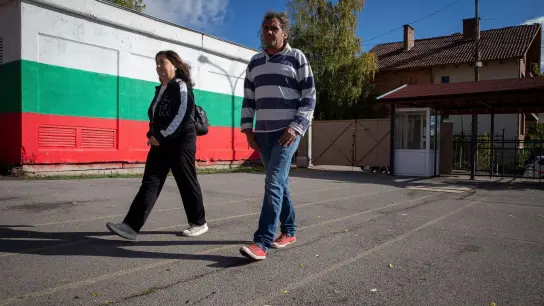 Bulgarien hat ein neues Parlament gewählt. Hier kommt ein Ehepaar zur Stimmabgabe in ein Wahllokal in Bankya. (Foto: Visar Kryeziu/AP/dpa)