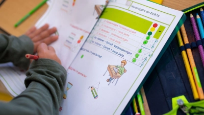 Die Folgen des Stellenmoratoriums sind teils größere Klassen und der Wegfall von Wahlfächern und AGs. (Symbolbild) (Foto: Sven Hoppe/dpa)