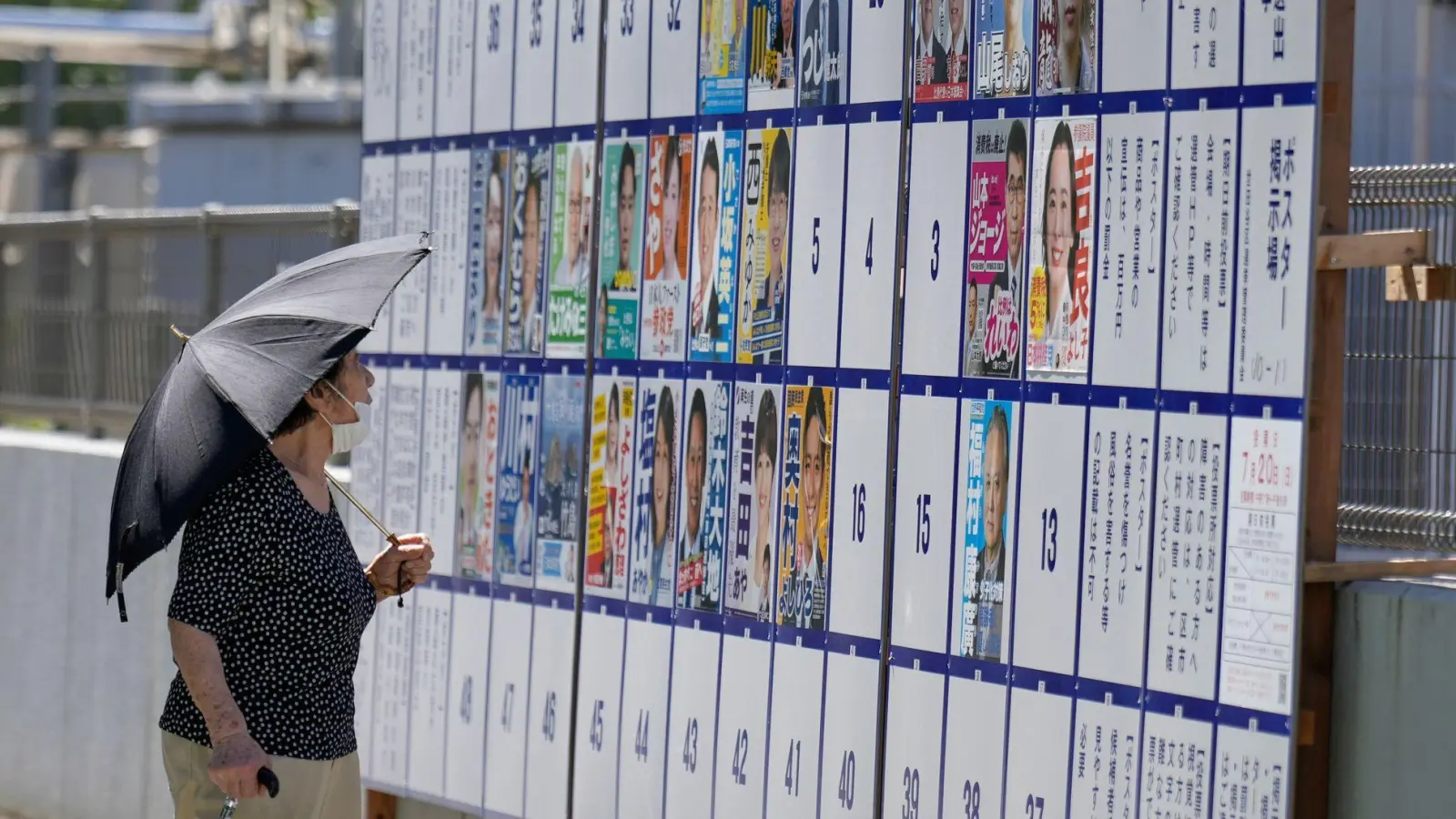 Japans Regierungskoalition droht bei der Oberhauswahl ein folgenschwerer Rückschlag. (Foto: Eugene Hoshiko/AP/dpa)