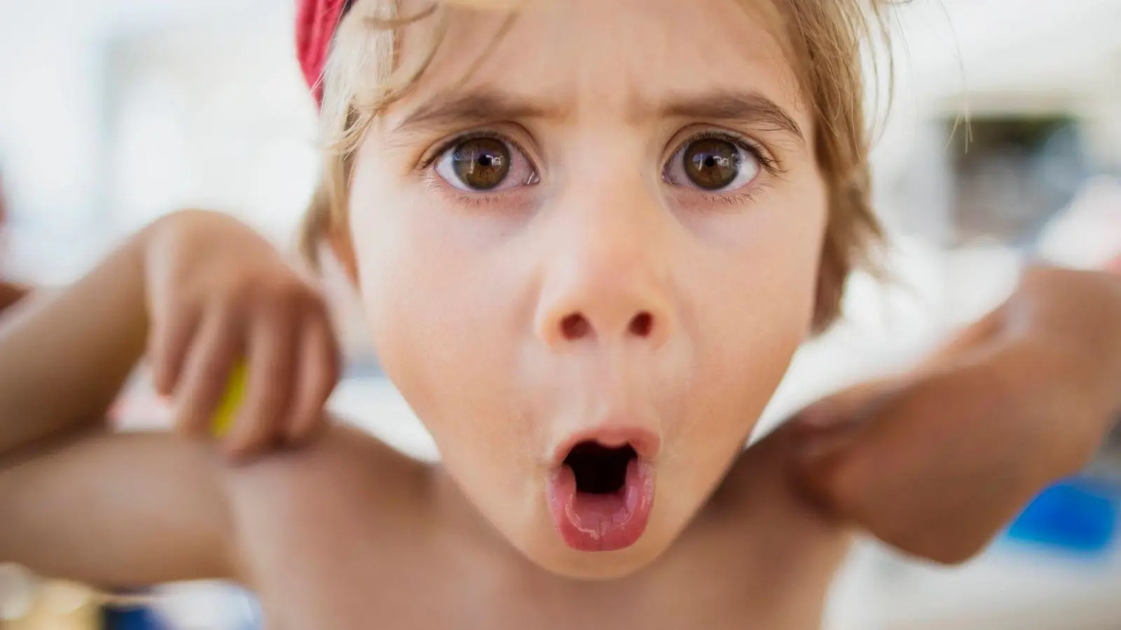 Ja, da guckst du! Kleine Kinder merken schnell, dass sie mit Schimpfwörtern auch Aufmerksamkeit bekommen. (Foto: Nasos Zovoilis/Westend61/dpa-tmn)