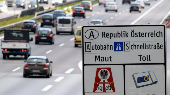 Mautpflicht: Wer ohne Vignette auf österreichischen Autobahnen und Schnellstraßen unterwegs ist, riskiert saftige Bußgelder. (Foto: Matthias Balk/dpa/dpa-tmn)