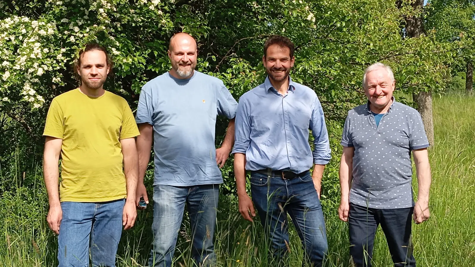 BN-Kreisvorsitzender Paul Beitzer (von rechts) mit dem Grünen-Landtagsabgeordneten Martin Stümpfig und den Flächenmanagern Michael Körber und Christian Schätzel auf einer Streuobstwiese an der Aumühle bei Ansbach. Die Fläche wird vom BN gepflegt und die Obstbäume dort im Frühjahr von Triesdorfer Baumwarten. (Foto: Sybille Jungwirth)