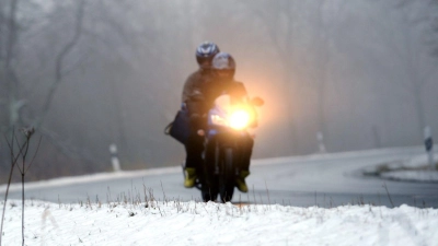 Unterwegs bei Eis und Schnee: Biker sollten auch Nacken und Hals gut schützen, damit die kalte Zugluft weder in den Helm noch in die Jacke strömen kann. (Foto: Uwe Zucchi/dpa/dpa-tmn)