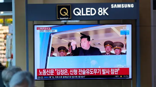 Ein Fernsehbildschirm in Seoul zeigt eine Nachrichtensendung, in der über Nordkoreas angeblichen Test einer neuartigen „Lenkwaffe“ berichtet wird. (Foto: Lee Jin-Man/AP/dpa)