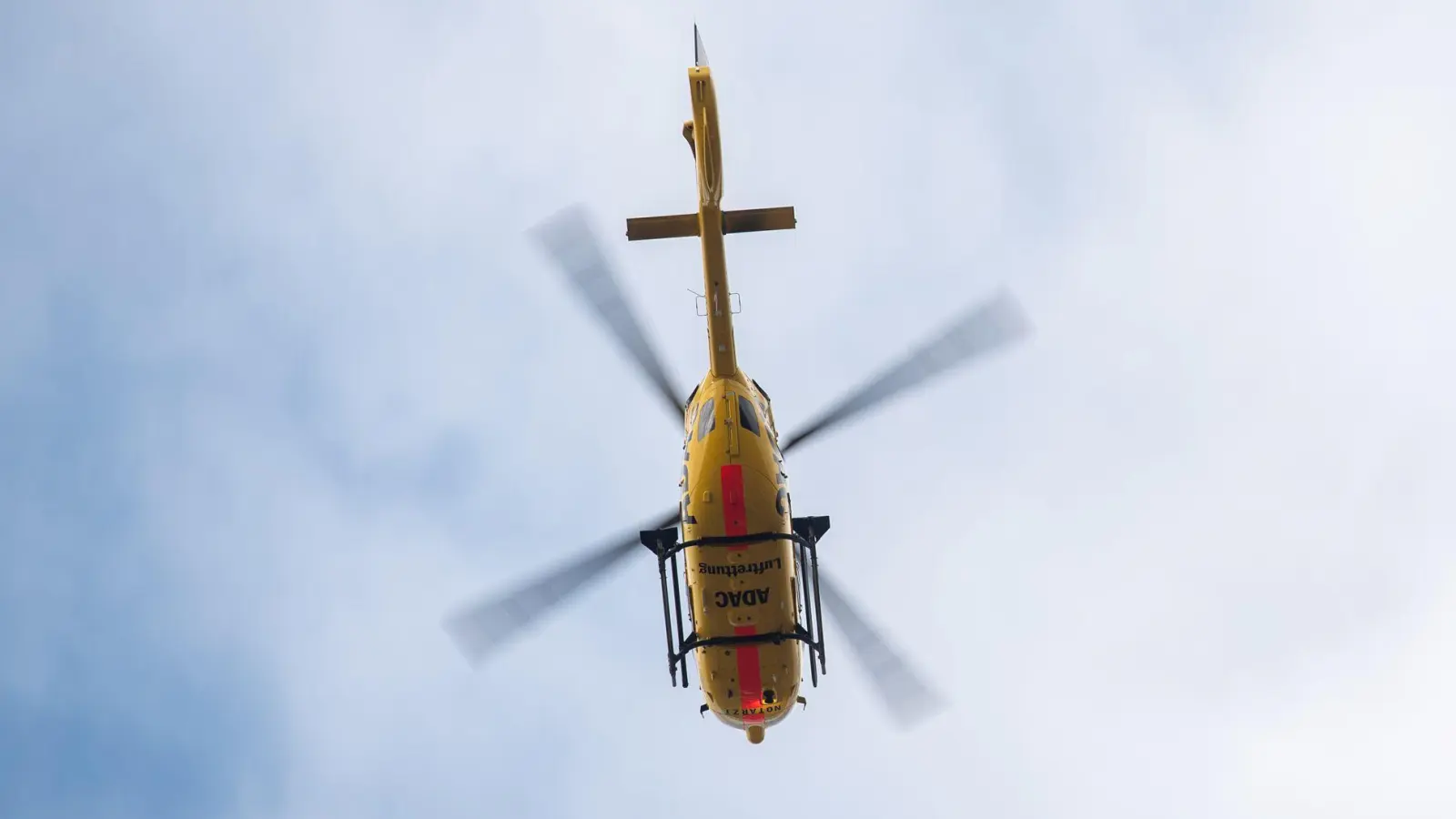 Mit einem Hubschrauber wurde der Mann in ein Krankenhaus gebracht. (Symbolbild) (Foto: Sebastian Gollnow/dpa)