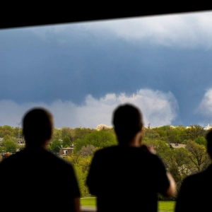 Die Gefahr im Blick: Menschen beobachten einen Tornado in Lincoln im US-Bundestaat Nebraska von einem Parkhaus aus. (Foto: KENNETH FERRIERA/Lincoln Journal Star/AP/dpa)