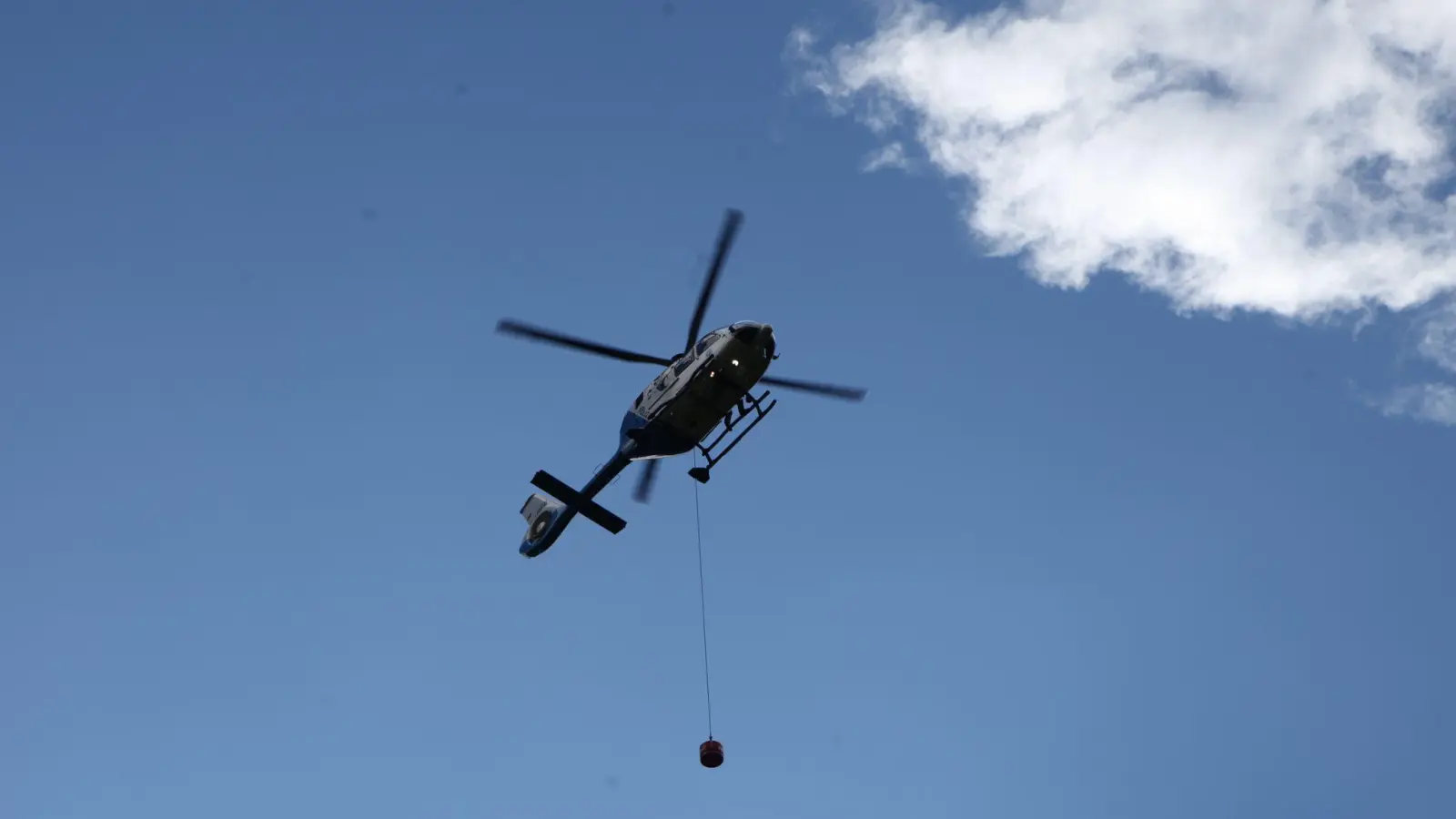 Ein Hubschrauber der Bergwacht mit einem Recco-Sender. (Foto: Kilian Pfeiffer/dpa/Archivbild)
