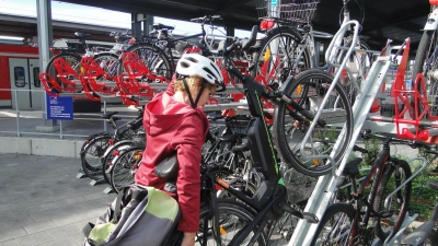 Keine Chance: Margot Huber bekommt ihr E-Bike nicht auf den oberen Fahrrad-Ständer geschoben. (Foto: Winfried Vennemann)