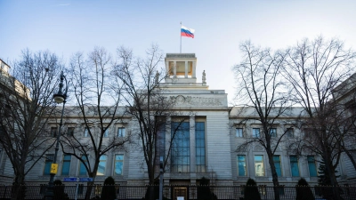 Die Beschuldigte soll Kontakt in die russische Botschaft unterhalten haben.  (Foto: Christoph Soeder/dpa)